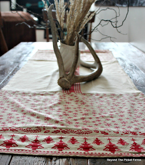 Christmas ideas, table runner, DIY, sewing, http://bec4-beyondthepicketfence.blogspot.com/2015/11/12-days-of-christmas-day-5-table-runner.html