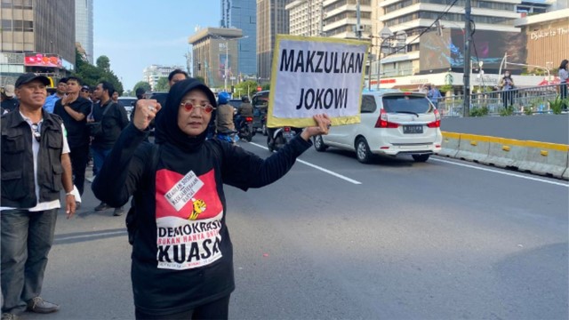 Demo Depan Bawaslu, Emak-Emak Pampangkan Tulisan 'Makzulkan Jokowi'