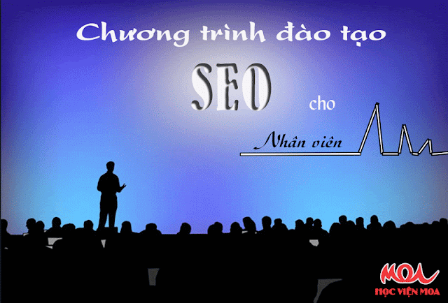 1 người đang thuyết trình với đám đông về chương trình đào tạo SEO cho nhân viên 