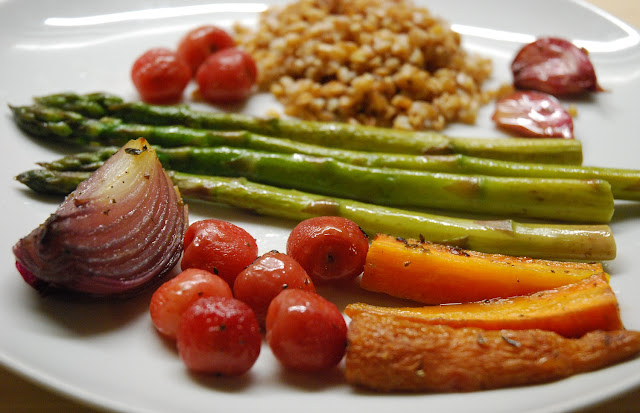 Cerises, oignons, ail est carottes rôtis au four et asperges braisées