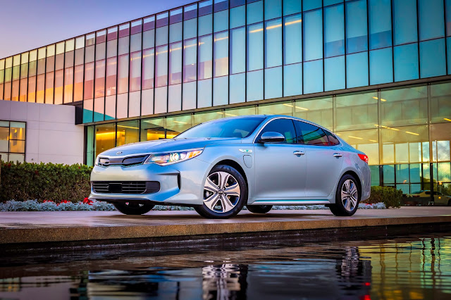 Front 3/4 view of 2017 Kia Optima Plug-In Hybrid