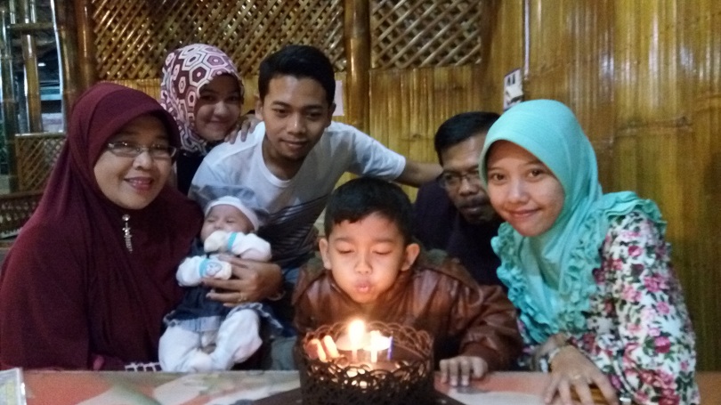 Radit Siap Tiup Lilin Ulang Tahunnya Om Rico