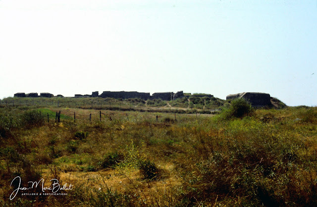 Fort d'Arboulé (la Varde), vue de la campagne — à droite : R506 casemate pour un canon de 4,7cm Pak(t)