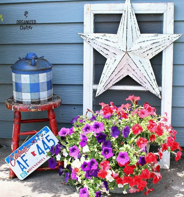 Backdrops for Junk Gardens & Foundation Plantings #junkgarden #gardenjunk #windowscreen #vintage