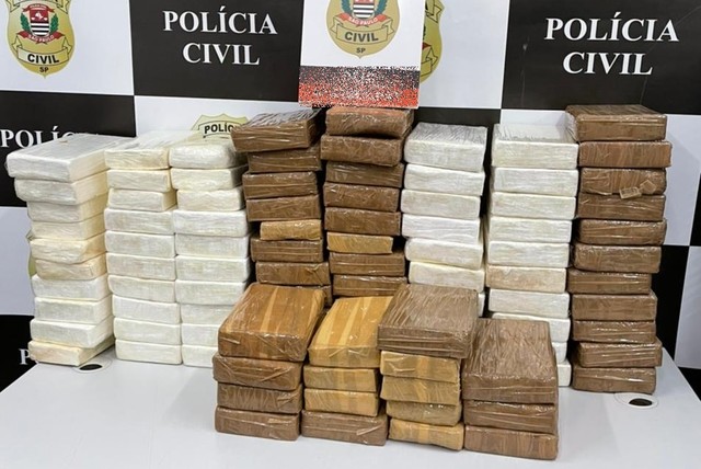 Tráfico Polícia Civil apreende 100 tabletes de cocaína em caminhão abordado em Paulicéia Flagrante foi registrado nesta terça-feira (27). Motorista do veículo foi preso por tráfico de drogas.