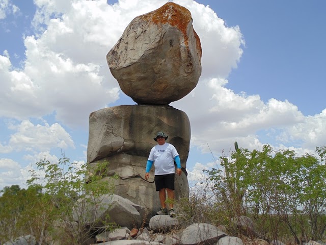 PEDRA MONTADA - UM BLOCO ROCHOSO GRANÍTICO CRAVADO NO INTERIOR DE ÁGUAS BELAS/PE