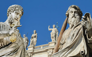 Detalhes das estátuas da Basílica de São Pedro Cidade do Vaticano em Roma Itália