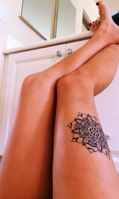 Vemos un tatuaje de mandala en una chica, el tatuaje es delicado y un tatuaje femenino