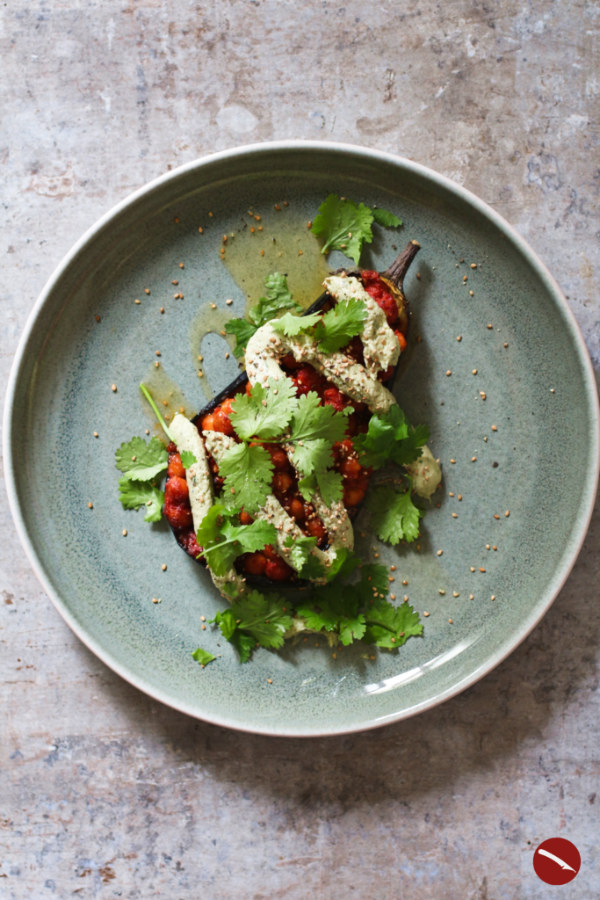 Rezept für geröstete Auberginen aus dem Backofen, gefüllt mit Harissa-Kichererbsen und Baba Ganoush / Mutabbal - der berühmte Dip aus dem Orient mit rauchigem Auberginenpüree #auberginen #ottolenghi #levanteküche #orientalisch #vegan #kicherebsen #harissa #babaganoush #mutabal #vegetarisch #arthurstochterkocht #foodblog #arthurstochter #rezepte #tajine #backofen #thermomix