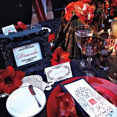 Here's a lovely and romantic centerpiece from Fleurs de France