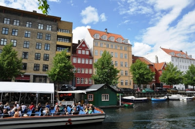 lungo i canali sfilano i palazzi e le colorate case antiche di Copenaghen