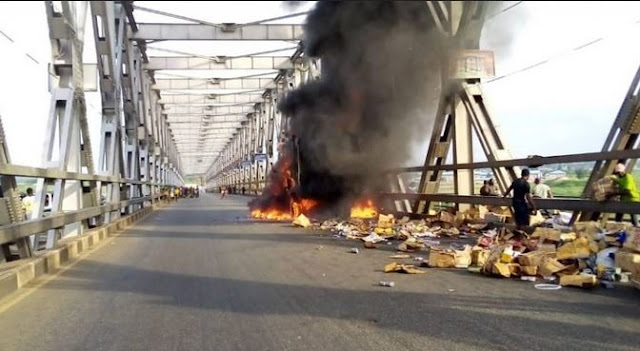 Commotion As Truck Catches Fire On Niger Bridge