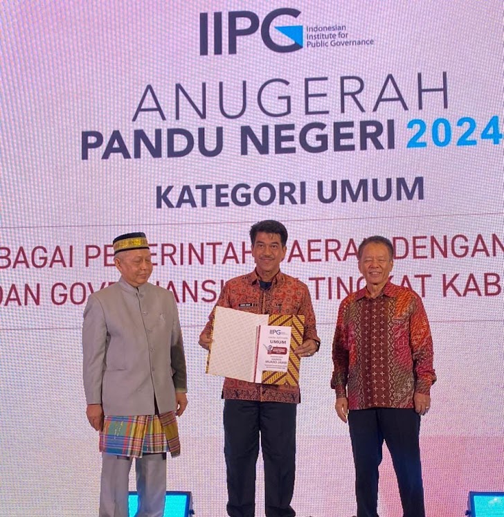 Pj Bupati Raden Najmi Terima Anugrah Pandu Negeri 2024 di Jakarta