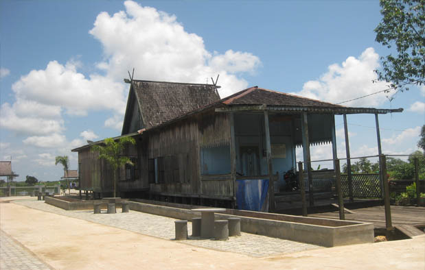  Indonesia juga mempunyai pasar apung yang terletak di Kota Banjarmasin Rumah Adat Kalimantan Selatan, Nama, Gambar, dan Penjelasannya