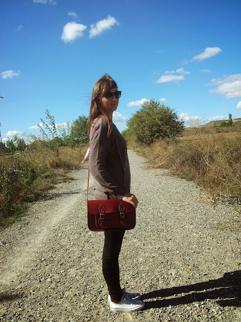 jersey con tigre bordado de Zara, zapatillas converse y bolso sachel, outfit para otoño perfecto