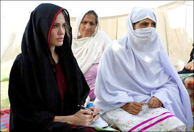 Angelina jolie visit Pakistan and meet to flood victims