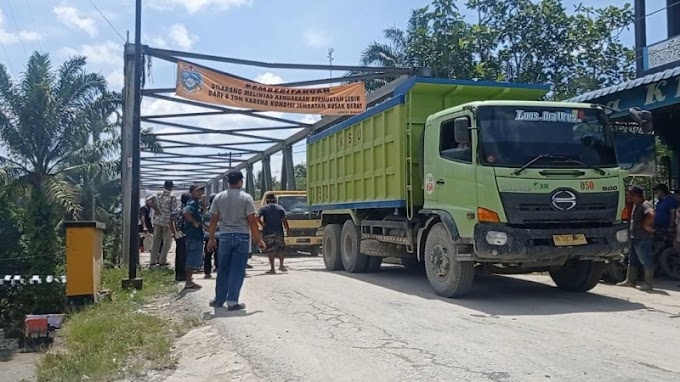 Jembatan Nyaris Roboh, Warga Langkat Adang Truk Lewat Jembatan Sei Air 