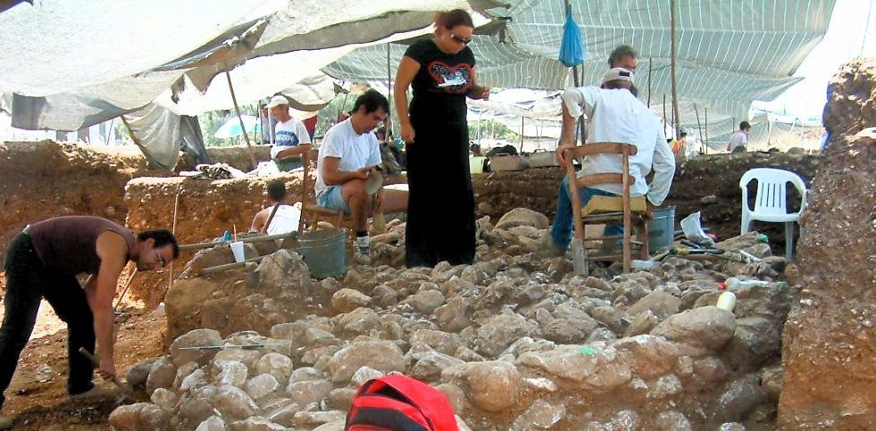 Η Βάλια Παπαναστασοπούλου με τους εργάτες της ανασκαφής στον μεσοελλαδικό τύμβο του Βάλτου Λεπτοκαρυάς το 2006