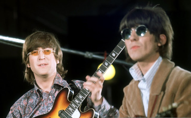 Beatles John Lennon y George Harrison durante la sesión de Abbey Road para grabar Paperback Writer y Rain, abril de 1966