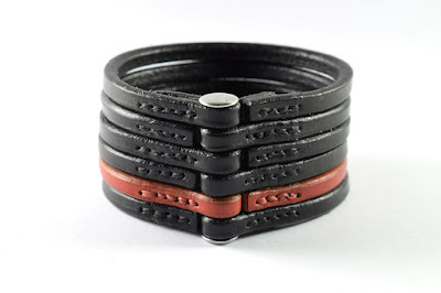 Back side of the custom made 6-rings Leather Bracelet in black and red leather with stainless steel Chicago screw