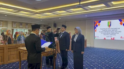 Sekretaris Daerah Provinsi Lampung Marindo Kurniawan Melantik Kepala Dinas Perpustakaan dan Kearsipan Risky Sofyan dan Fitrianita Damhuri menjadi Kepala Dinas Perpustakaan dan Kearsipan.