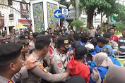 Ditilang Polisi Saat Demo, Mahasiswa di Tuban Terlibat Aksi Saling Dorong