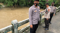 Anggota Polsek Medan Helvetia Cek Debit Air Sungai Waspadai Bencana Banjir Di Wilayahnya