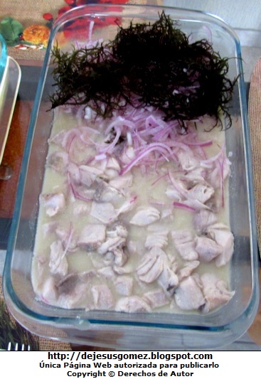 Ceviche de pescado en fuente acompañado de yuyo. Foto del ceviche tomada por Jesus Gómez