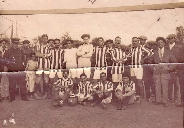 📸SOCIEDAD SEVILLA BALOMPIÉ 📆16 noviembre 1913 ⬆️Andrés Hermosa “Anobre”, Puig, Añino, Fernández Zúñiga, Carmelo Navarro, Jacinto Wesolowwski e Hilario Navarro. ⬇️Carrión, Ramos Asencio, Jones y Henke. SOCIEDAD SEVILLA BALOMPIÉ 4 🆚 ANDALUCÍA 0 Domingo 16/11/1913. Partido amistoso. Sevilla. El actual REAL BETIS BALOMPIÉ es el resultado de la fusión, producida en 1914, de dos equipos existentes en la ciudad, el Sevilla Balompié, creado en 1907, y el Betis Foot-ball Club, nacido en 1909 de una escisión del anterior.