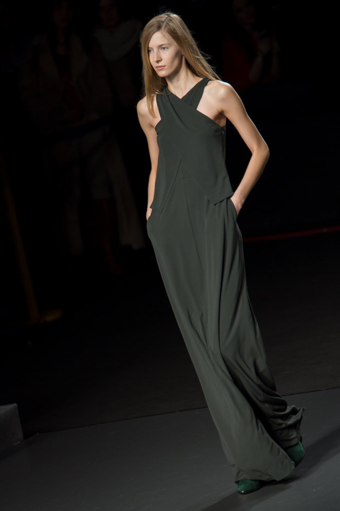 Maxi Vestido escote cruzado ÁNGEL SCHLESSER Desfile Fashion week Madrid Tendencias Invierno 2015