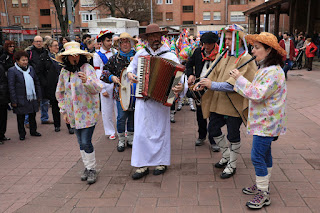 Laguntasuna sale con el gallo en la cuestación de carnaval por las calles de San Vicente