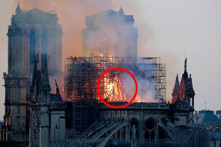  Misteri ‘Penampakan’ Yesus di Tengah Kebakaran Gereja Notre-Dame 