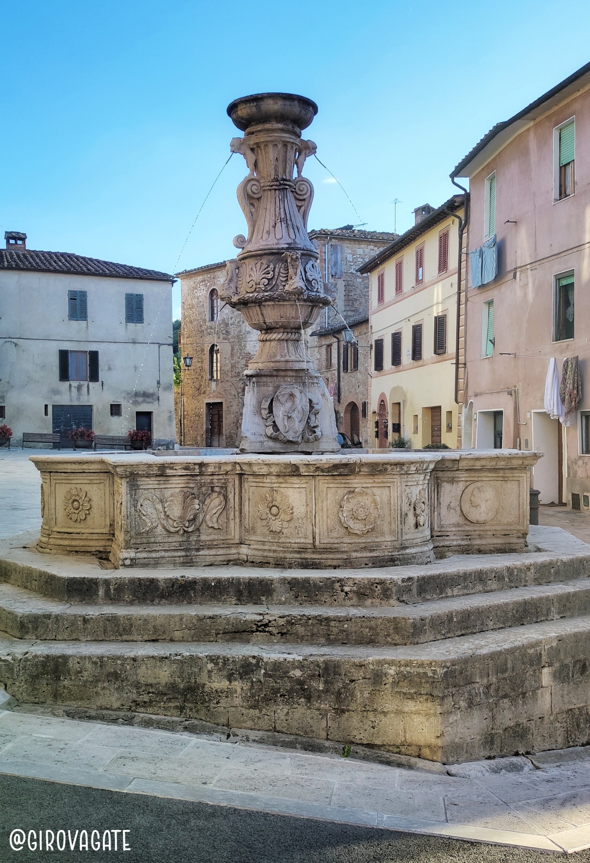 Fontana in piazza del grano Fontana piazza del grano Asciano