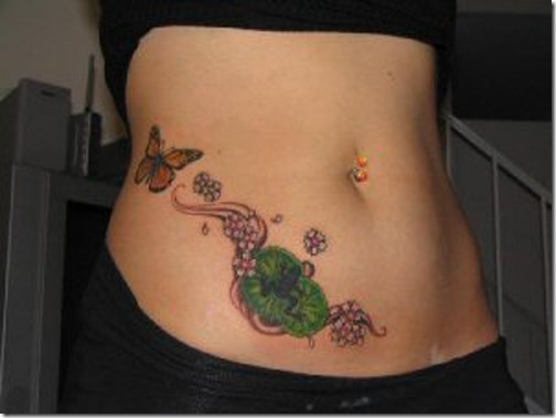 le_papillon_et_la_grenouille_tatouage_sur_le_ventre