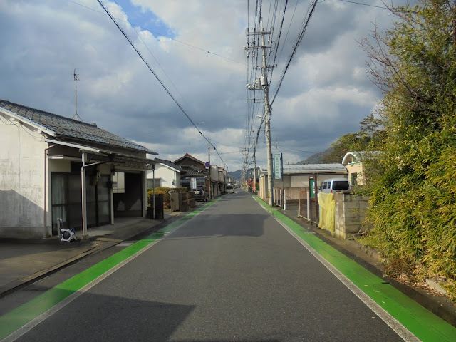 この先が水木しげるロードです