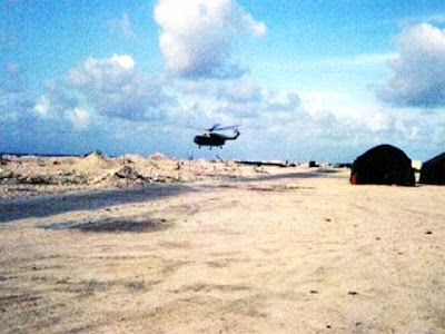 Fotografia militar feita em 1968, 20 anos após a detonação, demonstra a devastação completa de Fangataufa.