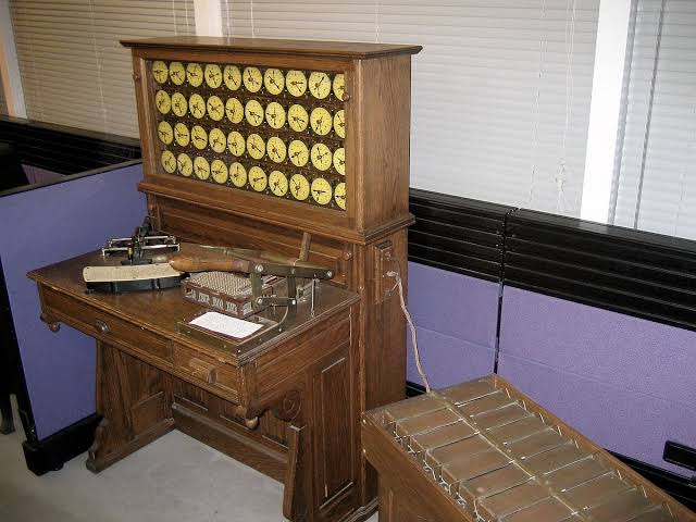 सेंसस टेबुलेटर ( Census Tabulator )  1890 में अमेरिका के वैज्ञानिक हर्मन होलेरिथ ( Herman Hollerith )