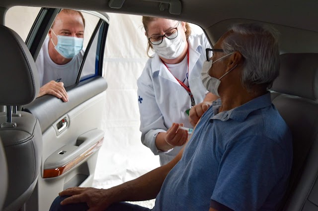 Em Colombo, Drive-thru de vacinação imuniza 3.610 idosos de 70 a 74 anos