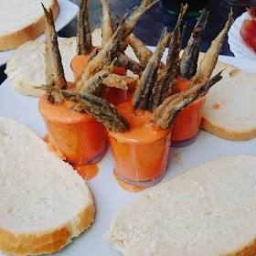 https://vidacomidaa.blogspot.com.es/2016/03/chupito-de-salmorejo-con-boquerones.html