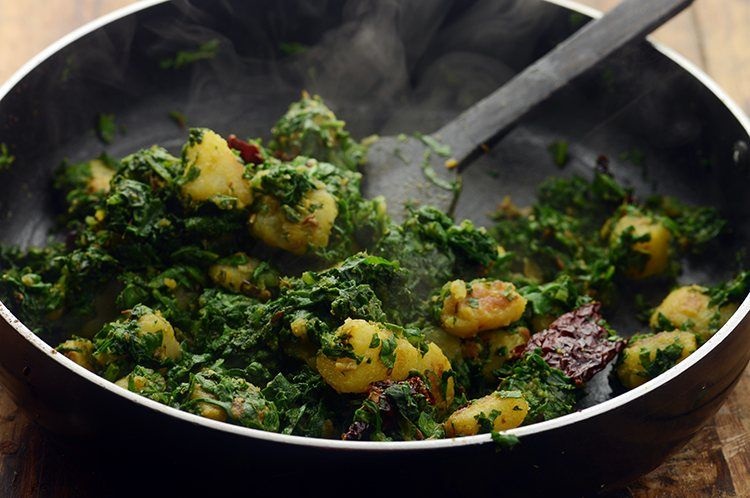 Dhaba Style Aloo Palak Recipe