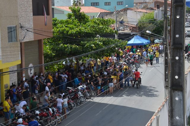 Apoiadores de Bolsonaro se aglomeram aguardando visita do presidente em Santa Cruz do Capibaribe