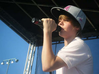 Justin Bieber singing pics