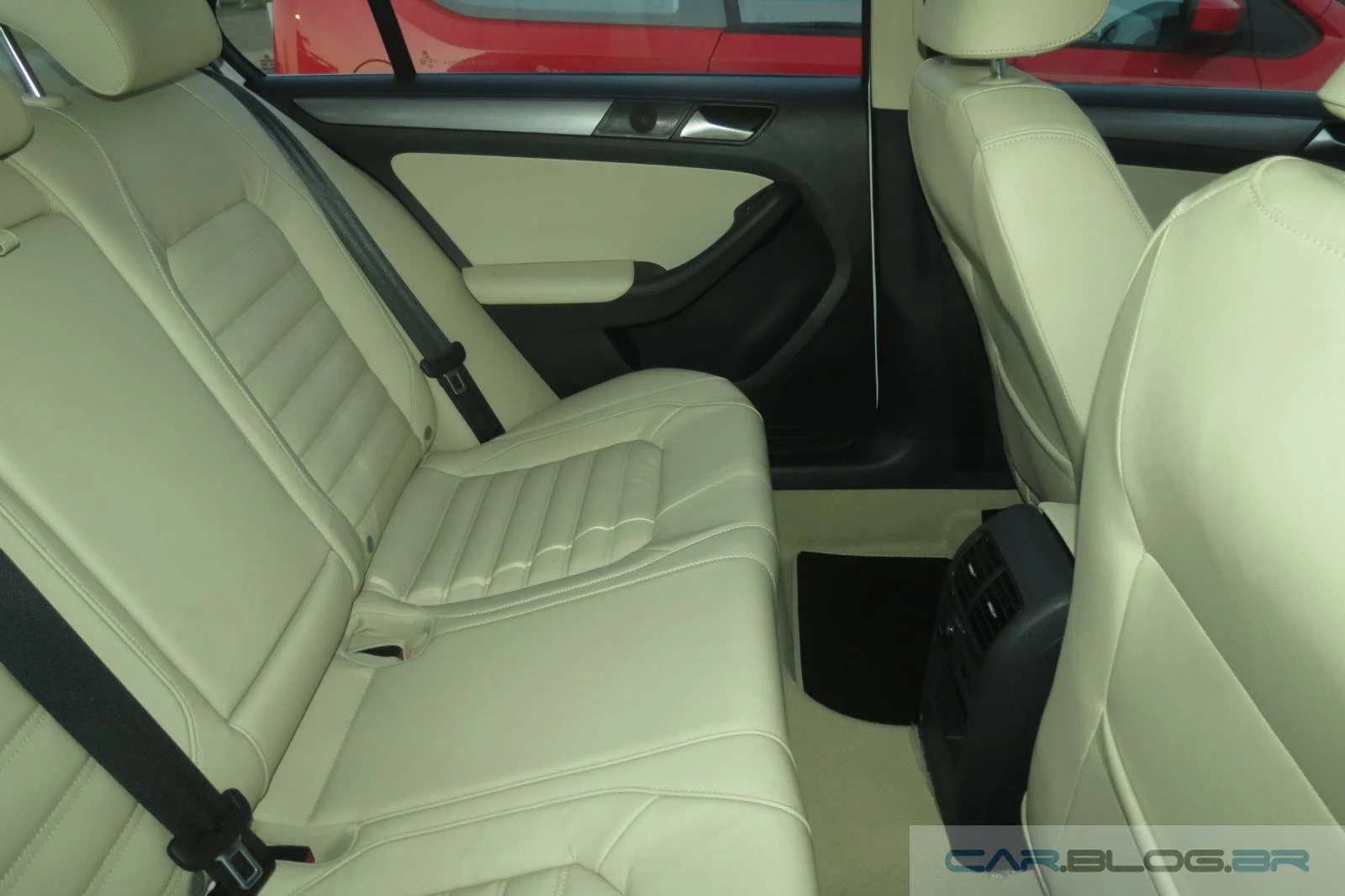 VW Jetta TSI 2014 - interior de couro bege