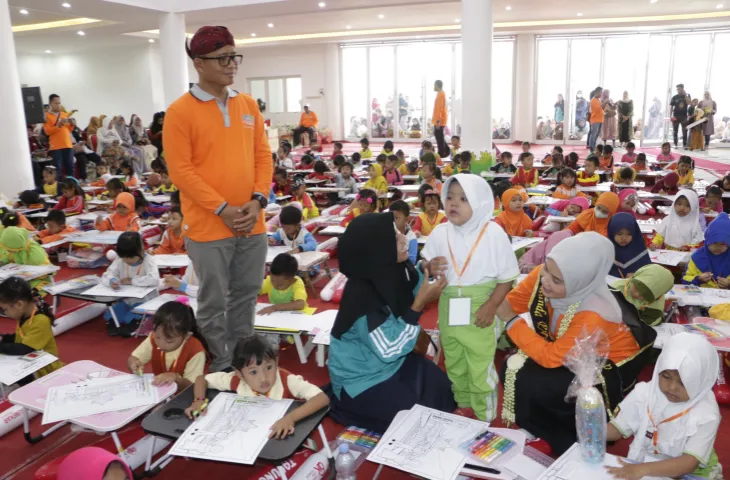 Bunda PAUD Sumenep Ajak Peserta Lomba Mewarnai Menabung di SimPel BPRS Bhakti Sumekar