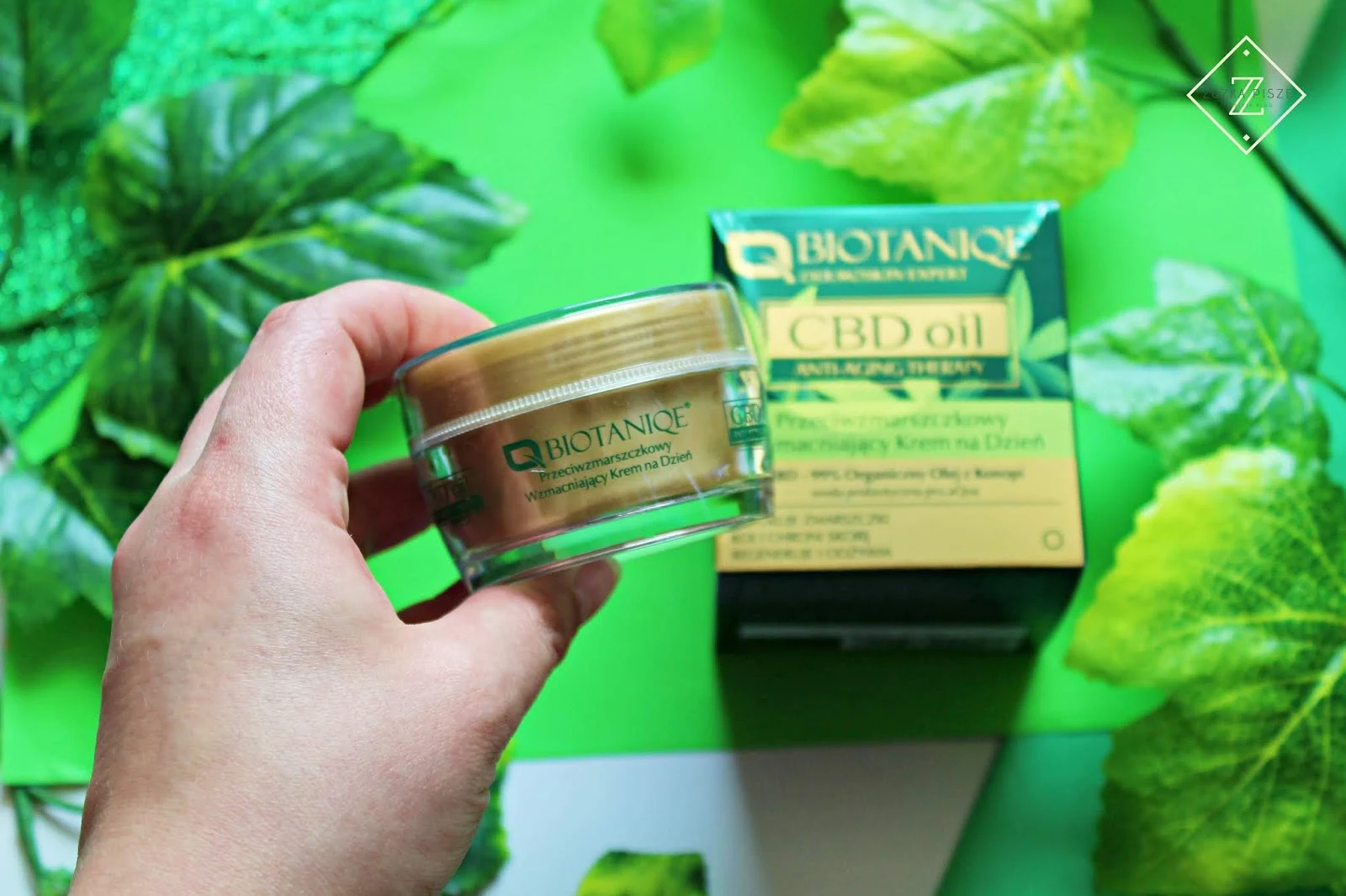 BIOTANIQE CBD OIL ANTI-AGING THERAPY - przeciwzmarszczkowy krem na dzień wzmacniający