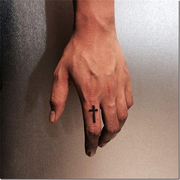 tatuaje-de-cruz-en-blanco-y-negro-en-el-dedo tatuaje-de-cruz-en-blanco-y-negro-en-el-dedo