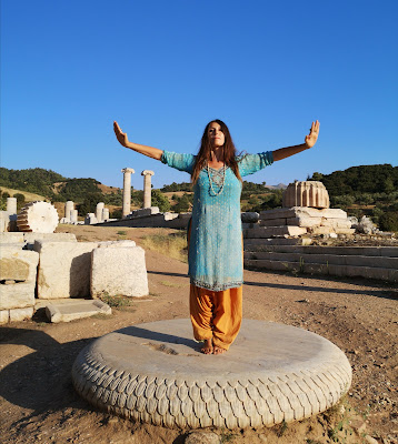 Marialuisa Sales  Associazione Culturale Orchestès Spettacoli ed Eventi  2012-2013  14 SETTEMBRE 2013, ORE 17 PARCO ARCHEOLOGICO DELLA VILLA DI NERONE ANZIO (ROMA)   "I Miti della Donna Elefante" Evento di Poesia Perfomativa a cura di: Neriene (Poesia) Marialuisa Sales (Danza Classica Bharata Natyam)  INFORMAZIONI ___________  ROMA, 25 GIUGNO 2013, ORE 20.00  BIBLIOTECA INDOLOGICA BHAKTIVEDANTA  PERFORMANCE DI DANZA CLASSICA BHARATA NATYAM  a cura di Marialuisa Sales e Alessio Giannachi nell'ambito del Decennale dei Corsi di Sanscrito  INFORMAZIONI  ________   ROMA, 26 MAGGIO 2013, ORE 19.30  LE DOMUS ROMANE DEL CELIO CONFERENZA-SPETTACOLO“EX ORIENTE LUX” con visita guidata specialistica al sito  Conferenza a cura della dott.ssa Serena Autiero  Spettacolo di Danza Classica dell'India a cura di Marialuisa Sales e Marzia Colitti degustazione di dolci ispirati alla tradizione indiana e antico-romana  INFORMAZIONI __________  MAGGIO-GIUGNO 2013  TOURNÉE ITALIANA DI SUSANTA KUMAR MOHARANA Performer ed insegnante di danza  tradizionale indiana Gotipua  INFORMAZIONI __________  ROMA, DAL 6 AL 10 MAGGIO 2013  ODISSI  SEMINARIO DI DANZA CLASSICA INDIANA  STILE ODISSI  CON ILEANA CITARISTI ROMA  da lunedì 6 a venerdì 10 maggio 2013  INFORMAZIONI ___________  ROMA,  18 APRILE 2013, ORE 17 ISTITUTO NAZIONALE ARCHEOLOGIA E STORIA DELL'ARTE "POLYHEDRA"   Piazza San Marco, 49 - Roma L’Assessorato Attività Produttive al Lavoro e al Litorale il Dipartimento Attività Economiche Produttive Formazione Lavoro la scuola del Comune di Roma “Nicola Zabaglia” insieme all’Associazione Orchestès presenterà l’evento dal titolo “Polyhedra”, curato da Roberto Cumbo, Letizia Ardillo e Marialuisa Sales.  INFORMAZIONI - FOTO E VIDEO ________  NAPOLI, APRILE-LUGLIO 2013  PERCORSO DI SEMINARI DI DANZA CLASSICA INDIANA  BHARATA NATYAM con Marialuisa Sales Calendario delle lezioni:  14 aprile - 19 maggio - 16 giugno - 7 luglio  INFORMAZIONI _________  ROMA, SABATO 25 E DOMENICA 26 MAGGIO 2013 WORKSHOP CON MIRIAM PERETZ "DALL'IRAN ALL'AFGHANISTAN"  PROGRAMMA  L'Associazione Culturale Orchestés presenta nell’ambito del progetto   “CERCHIO SACRO” TRADIZIONE E SPERIMENTAZIONE NEL TEATRO  E NELLA DANZA DELL’ASIA CENTRALE Direzione artistica ed organizzazione  a cura di Marialuisa Sales e Paola Stella  __________  VENERDI' 5 APRILE 2013, ORE 21 presso BIBLIOTECA INDOLOGICA BHAKTIVEDANTA  SPETTACOLO DI DANZA CLASSICA BHARATANATYAM DI LUCREZIA MANISCOTTI   INFORMAZIONI ____________   ROMA, SABATO 2 MARZO, ORE 17MUSEO PREISTORICO ED ETNOGRAFICO "LUIGI PIGORINI" "SERPENTHA" con Aram Ghasemy e Marialuisa Sales selezionato nell'ambito del concorso "IDEE MIGRANTI"  DETTAGLI Sette storie di donne ispirate alla letteratura classica e popolare dell’Iran e dell’India. I Sette Mondi dell’Amore secondo il sufismo vengono attraversati dall’Esploratrice, dall’Avida, dalla Prigioniera, dalla Conforme, dalla Sicura, dalla Superiore e dalla Soddisfatta, senza nessun conflitto tra Spirito e Materia. Il linguaggio del cantastorie iraniano (Naghal) e le eroine (Nāyikās) del teatro-danza classico indiano sono decontestualizzati ed utilizzati come un linguaggio universale, ove l’Antico si rivela essere il sempre-moderno, nelle domande e risposte che maschile e femminile si porranno in eterno. _____________  ROMA, DOMENICA 24 FEBBRAIO 2013  OFFERTA DI DANZA NEL TEMPIO DI SHIVA E KALI    VISHWASHANTI YAGHIA Cerimonia per la Pace Mondiale Programma:   h 8 puja, h 9 chai-pakora, h 11 Kirtan, h 12 Yaghia, h 13 bhandara,  dalle h 15 Satsang  Danza: Marialuisa Sales __________  ROMA, SABATO 12 GENNAIO 2013, ORE 19.00 CENTRO NUOVE LUCI SPETTACOLO DI DANZA CLASSICA INDIANA "SHAKTI MARGA"   Marialuisa Sales e Marzia Colitti  Dimostrazione di danza classica dei templi dell'India del sud Kuchipudi e Bharata Natyam sul tema dei culti femminili. Lo spettacolo presenta danze sugli inni di Adi Shankaracharya dedicati alle principali Dee, preceduti dai brani tradizionali dedicati al Dio Ganesh - eseguiti nei due stili a confronto - e si conclude con l’estratto dall’atto I,  scena II,  dell’opera classica telugu Bhamakalapam, gioiello tra le composizioni di Siddhendra Yogi (XIV sec. ca.).  presso CENTRO NUOVE LUCI - Via Ostiense 367, Roma __________   BIBLIOTECA INDOLOGICA BHAKTIVEDANTA, ROMA  MARTEDI' 18 DICEMBRE, ORE 21.15 PERFORMANCE DI DANZA BHARATA NATYAM  Breve intervento di Danza Classica Indiana Bharata Natyam nell'ambito della celebrazione del decennale dei corsi di Sanscrito presso la Biblioteca Indologica Bhaktivedanta. Danza: Marialuisa Sales  __________   ROMA, DANZA INDIANA ODISSI  WORKSHOP PER PRINCIPIANTI SABATO 15 DICEMBRE, ORE 12.45 - 15.45 con SANATANI ROMBOLA PROGRAMMA   prenotazioni: Marialuisa Sales - orchestes@gmail.com  __________  ROMA, DOMENICA 25 NOVEMBRE 2012, ORE 18.00  ASS. CULT. SIMMETRIA SPETTACOLO DI DANZA CLASSICA INDIANA "SHAKTI MARGA"  Marialuisa Sales e Marzia Colitti   Dimostrazione di danza classica dei templi dell'India del sud Kuchipudi e Bharata Natyam sul tema dei culti femminili. Lo spettacolo presenta danze sugli inni di Adi Shankaracharya dedicati alle principali Dee, preceduti dai brani tradizionali dedicati al Dio Ganesh - eseguiti nei due stili a confronto - e si conclude con l’estratto dall’atto I,  scena II,  dell’opera classica telugu Bhamakalapam, gioiello tra le composizioni di Siddhendra Yogi (XIV sec. ca.).  presso SIMMETRIA - Via Grazioli Lante 13, Roma __________  ROMA, SABATO 10 NOVEMBRE 2012, ORE 21.00 “SERPENTHA” - PERFORMANCE DI TEATRO-DANZA  BIBLIOTECA INDOLOGICA BHAKTIVEDANTA  Aram Ghasemy e Marialuisa Sales  DETTAGLI Sette storie di donne ispirate alla letteratura classica e popolare dell’Iran e dell’India. I Sette Mondi dell’Amore secondo il sufismo vengono attraversati dall’Esploratrice, dall’Avida, dalla Prigioniera, dalla Conforme, dalla Sicura, dalla Superiore e dalla Soddisfatta, senza nessun conflitto tra Spirito e Materia. Il linguaggio del cantastorie iraniano (Naghal) e le eroine (Nāyikās) del teatro-danza classico indiano sono decontestualizzati ed utilizzati come un linguaggio universale, ove l’Antico si rivela essere il sempre-moderno, nelle domande e risposte che maschile e femminile si porranno in eterno. _________   ROMA, 11 NOVEMBRE 2012, ORE 11.00 - 15.30  C.U.S. UNIVERSITA' DEGLI STUDI DI ROMA "LA SAPIENZA" WORKSHOP DI TEATRO-DANZA CON ARAM GHASEMY  PROGRAMMA Limitarsi ad esplorare il teatro antico unicamente attraverso il recupero e la riproposizione della sua messa in scena nelle forme originali non è sufficiente, anche se sicuramente necessario: l’artista di teatro moderno deve ricercare nel teatro tradizionale la possibilità di una trasposizione attuale, ritrovare un filo conduttore che partendo dalle origini lo riporti all’oggi. Questo processo di ricerca, trasposizione e attualizzazione ci offre diversi vantaggi, tra questi la possibilità di ritrovare una profondità nella comunicazione artistica che ci consenta un’evoluzione reale delle forme e dei contenuti.   _________   ROMA, 28 OTTOBRE 2012, DALLE ORE 11.30, ROMA, TEMPIO DI SHIVA E KALI (KALIMANDIR) OFFERTA DI DANZA  PER LA FESTIVITA' DEL DURGA PUJA  Danza Classica Bharata Natyam a cura di Marialuisa Sales presso il Tempio di Shiva e Kali (Kalimandir) Ente di Culto Kalimandir Via Oreste Ranelletti 52, 00166 ROMA - ingresso libero  ____________   ROMA, SABATO 27 OTTOBRE, ORE 15-18   SEMINARIO DI DANZA CLASSICA INDIANA ODISSI CON SANATANI ROMBOLA LIVELLO PRINCIPIANTI per informazioni e prenotazioni:  orchestes@gmail.com _________   "CERCHIO SACRO" TRADIZIONE E SPERIMENTAZIONE NELLA DANZA E NEL TEATRO DELL'ASIA CENTRALE ottobre 2012 - maggio 2013  SPETTACOLO E SEMINARIO CON ARAM GHASEMY (IRAN) SEMINARI CON MIRIAM PERETZ PROGRAMMA COMPLETO  Direzione artistica: Paola Stella e Marialuisa Sales __________   DANZA DI CORTE DELL'IRAN - STILE QAJAR (1800) (Danza Classica Persiana) SEMINARI 2012 - 2013 con Marialuisa Sales PROGRAMMA ED ELENCO DELLE SEDI  __________   Abhinna Sundar Gotipua Nrutya Parisad Associazione Culturale Orchestès e Vidyā Arti e Culture dell'Asia presentano   Seminario di danza Gotipua con il Maestro Susanta Kumar Moharana  dal 4 al 6 settembre 2012 presso Associazione Culturale Narciso  - Roma PROGRAMMA  ___________   Abhinna Sundar Gotipua Nrutya Parisad Associazione Culturale Orchestès e Vidyā Arti e Culture dell'Asia  lunedì 3 settembre 2012 ore 20:30 presentano presso  BIBLIOTECA INDOLOGICA BHAKTIVEDANTA DI ROMA SPETTACOLO DI DANZA GOTIPUA CON SUSANTA KUMAR MOHARANA PROGRAMMA