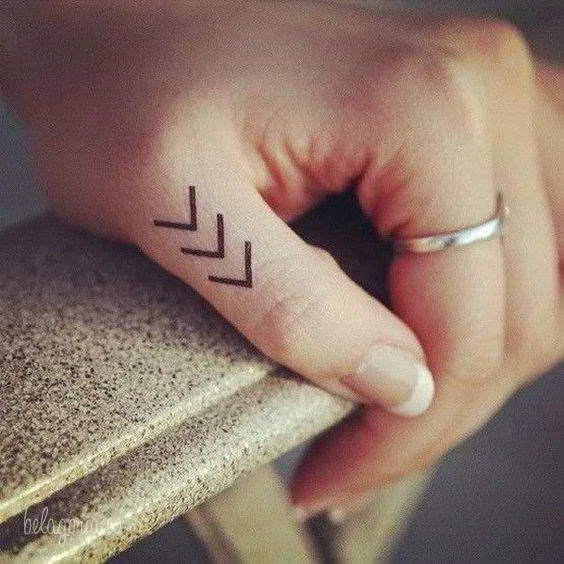 Un tatuaje de lineas en los dedos