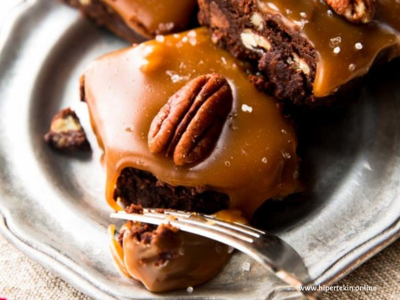 EASY SALTED CARAMEL TURTLE BROWNIES 