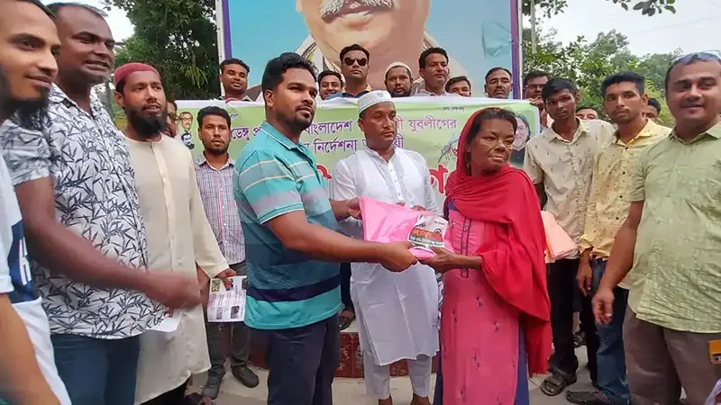 ইসলামপুরে যুবলীগের উদ্দ্যোগে ডেঙ্গু প্রতিরোধে মশারি বিতরণ
